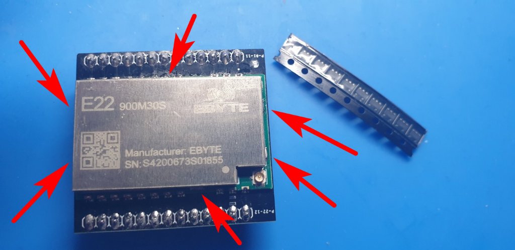Ściągamy ekran z modułu odlutowując 6 punktów lutowniczych, łączących ekran z masą PCB