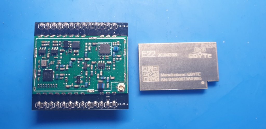 W tym momencie warto sprawdzić działanie radia i jeśli wszystko działa, jak przez uszkodzeniem, lutujemy ekran na swoje miejsce.